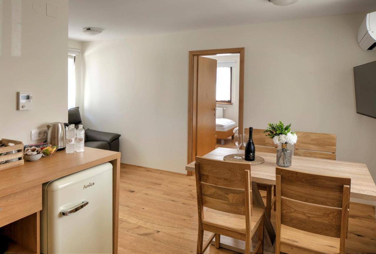 Guesthouse Tursic Vrhnika Eksteriør bilde