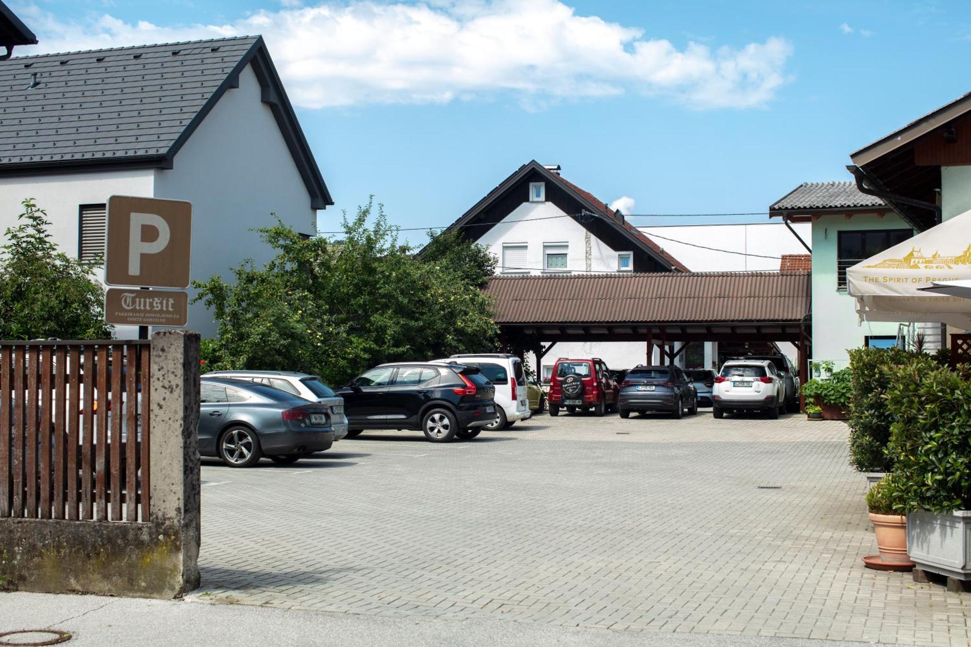 Guesthouse Tursic Vrhnika Eksteriør bilde